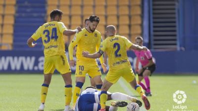 Jannick Buyla lucha un balón desde el suelo en el encuentro de este sábado