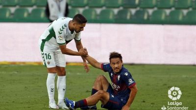 Okazaki tuvo que retirarse al sufrir una lesión en la primera mitad.