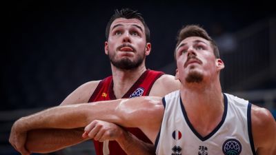 Jonathan Barreiro pelea por un rebote durante el encuentro.