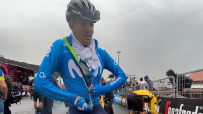 Sergio Samitier se abriga tras su llegada a la cima del volcán Etna.