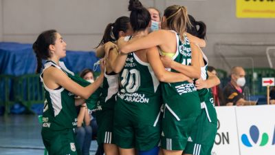 Las jugadoras del Stadium Casablanca se abrazan tras lograr la victoria.