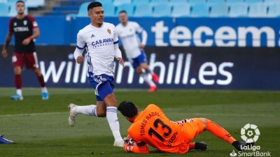 Juanjo Narváez pelea un balón ante la salida de Tomeu Nadal.