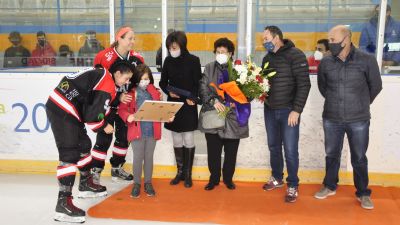 La familia de Manolo Santoro durante su homenaje previo al partido