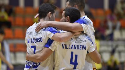 Los jugadores de Fútbol Emotion se abrazan sobre la pista del Jaén FS