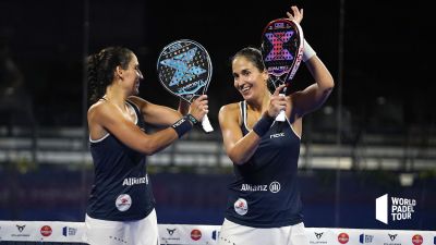 Las gemelas Sánchez Alayeto celebran la victoria sobre la pista del Open Barcelona