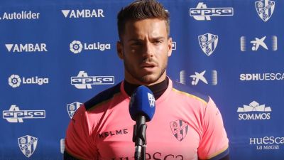 El guardameta de la SD Huesca en rueda de prensa