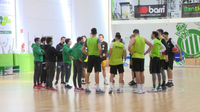 La plantilla del Levitec Huesca durante un entrenamiento