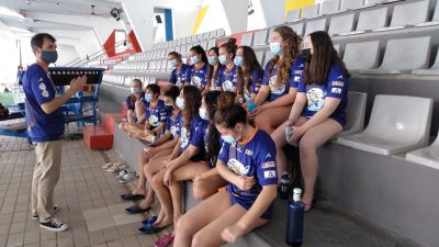 Fran Orizo charla con sus jugadoras antes del inicio del encuentro en Terrassa.