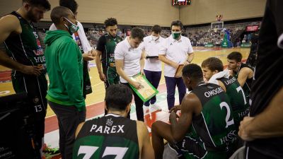 Imagen de un tiempo muerto de Levitec Huesca durante el duelo disputado en Granada.
