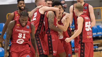 Los jugadores de Casademont Zaragoza celebran el triunfo ante el Start Lublin.