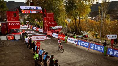 Tim Wellens cruza en solitario la meta de Sabiñánigo.