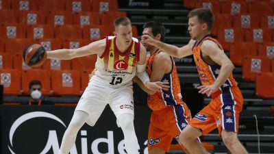 Benzing lucha con dos jugadores en un lance del partido.