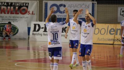 Los jugadores del Fútbol Emotion celebrando un tanto durante el partido