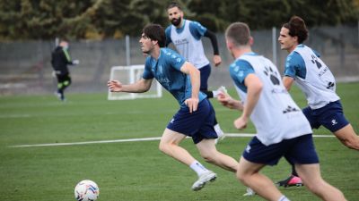 Los jugadores de la SD Huesca preparando el encuentro ante la Real Sociedad