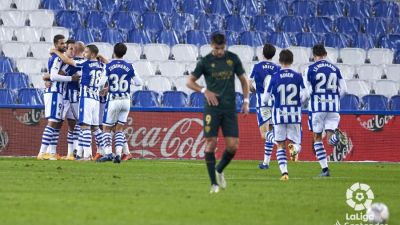 Los jugadores de la Real Sociedad celebran el primer tanto