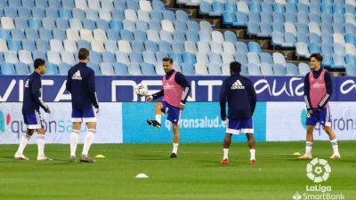 La plantilla durante el calentamiento previo al encuentro frente al Sabadell