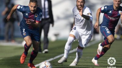 David Ferreiro en un lance del encuentro. Foto: LaLiga