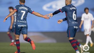 Ferreiro celebra con Sandro su gol en Valdebebas. Foto: LaLiga