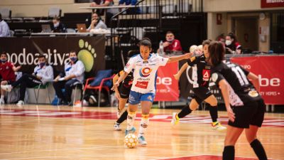 Livia arma un disparo en un lance del duelo ante el Rayo Majadahonda.