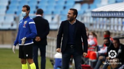 Rubén Baraja da instrucciones a los jugadores durante el encuentro frente al Mallorca