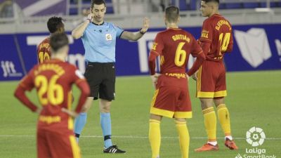 Los jugadores del Real Zaragoza espera a la decisión del árbitro sobre el primer gol.