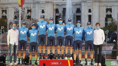 Jorge Arcas, cuarto por la izquierda, en el podio de Madrid con el Movistar Team.