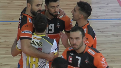 Los jugadores del CV Teruel celebran un punto
