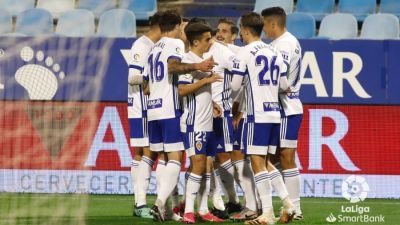 Los jugadores del Real Zaragoza celebran un gol