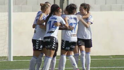 Las jugadoras del Zaragoza CFF celebran el gol de Machula