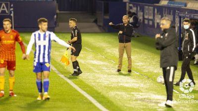 Iván Martínez da instrucciones a sus jugadores durante el partido en Ponferrada.