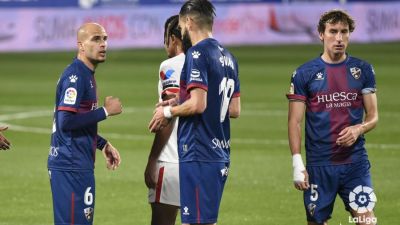 Los jugadores de la SD Huesca hablan durante el encuentro de este sábado