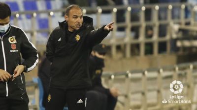 Iván Martínez, dando órdenes desde el banquillo. Imagen: LaLiga.