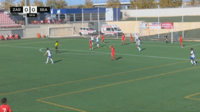 Las jugadores del Zaragoza CFF lamentan un disparo de Spitler a la madera en la primera parte.