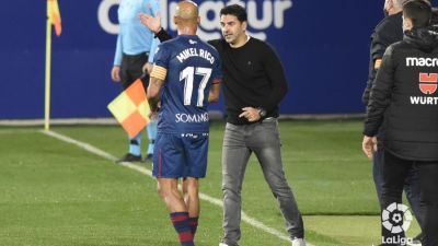 Míchel da instrucciones a Mikel Rico durante el pasado duelo ante el Sevilla.