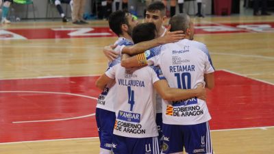 Los jugadores de Fútbol Emotion Zaragoza celebran la victoria de este domingo