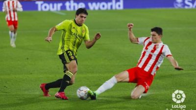Iván Azón, en plena pugna con un rival. (Imagen: LaLiga).