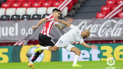 Mikel Rico, en una acción del duelo disputado ayer en San Mamés.