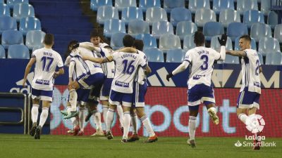 Los jugadores del Real Zaragoza celebran el tanto de Chavarría