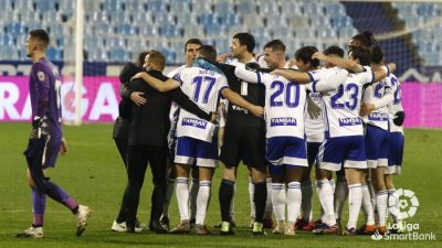 Los jugadores zaragocistas se funden en un abrazo. Imagen: LaLiga.