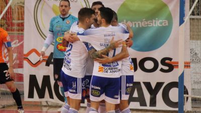 Los jugadores del Fútbol Emotion celebrando un tanto frente al Ribera Navarra