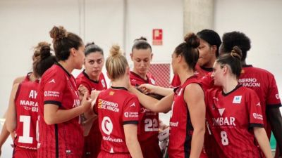 Las jugadoras, en una piña. Imagen: Casademont Femenino.