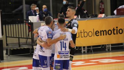 Los jugadores del Fútbol Emotion celebran un gol.