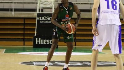 Omogbo durante un encuentro con Levitec Huesca