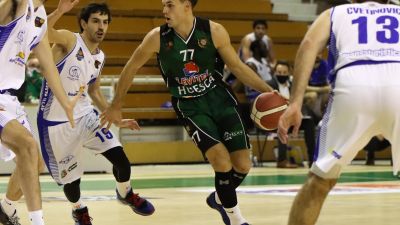 Van Oostrum durante un encuentro con Levitec Huesca