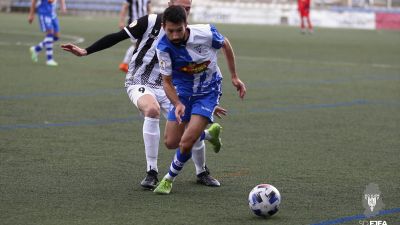 Corchado conduce un balón. Imagen: SD Ejea.