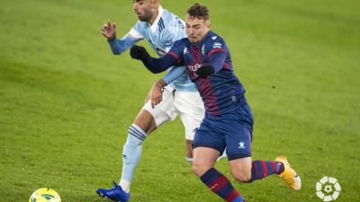 Ontiveros disputa un balón con Brais Méndez. Imagen: LaLiga.