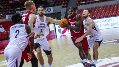 Dylan Ennis penetra a canasta en el duelo de la primera vuelta ante el Nizhny Novgorod.