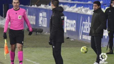 Míchel mira a sus jugadores durante el transcurso del duelo ante el Betis.