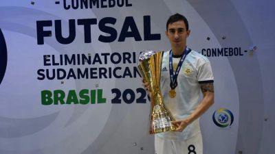 Santi Basile con la Copa de la Conmebol