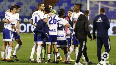Los jugadores del Real Zaragoza celebran su victoria de ayer ante la Ponferradina.